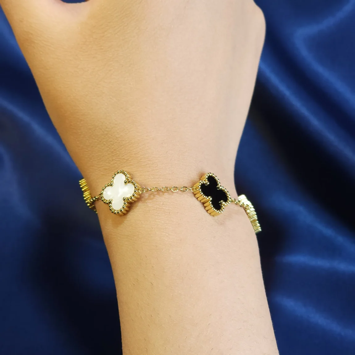 Two-tone black and white Van Cleef bracelet model 145 دستبند ونکلیف دو رنگ سفید مشکی مدل 145